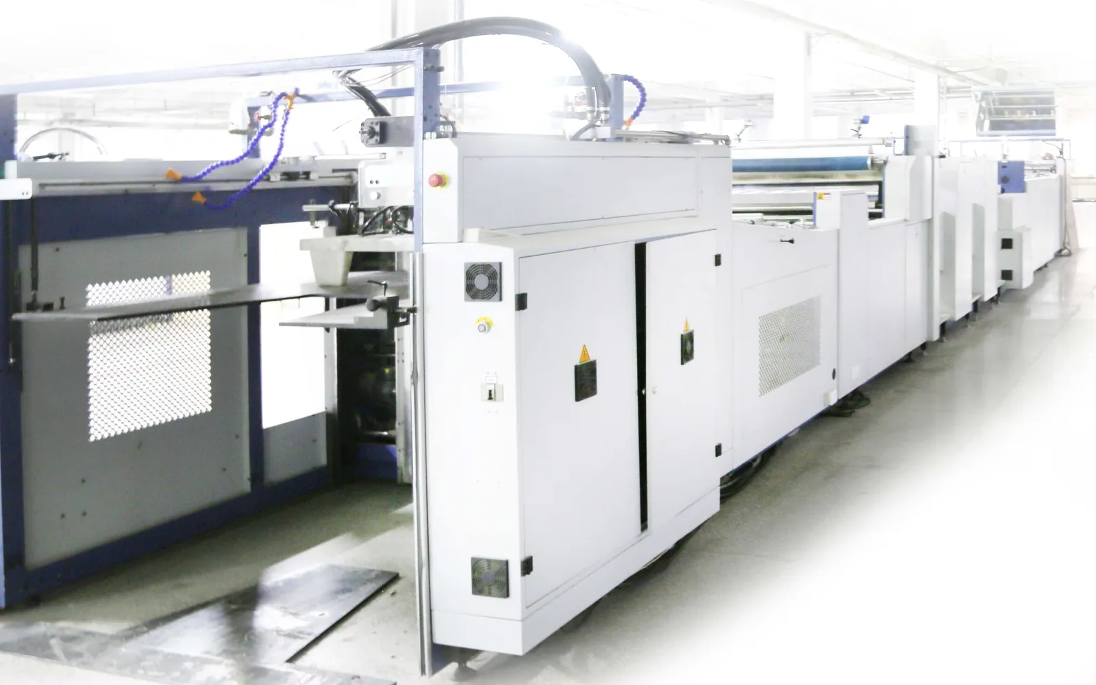 Automatic lamination and surface finishing line for printed paper packaging