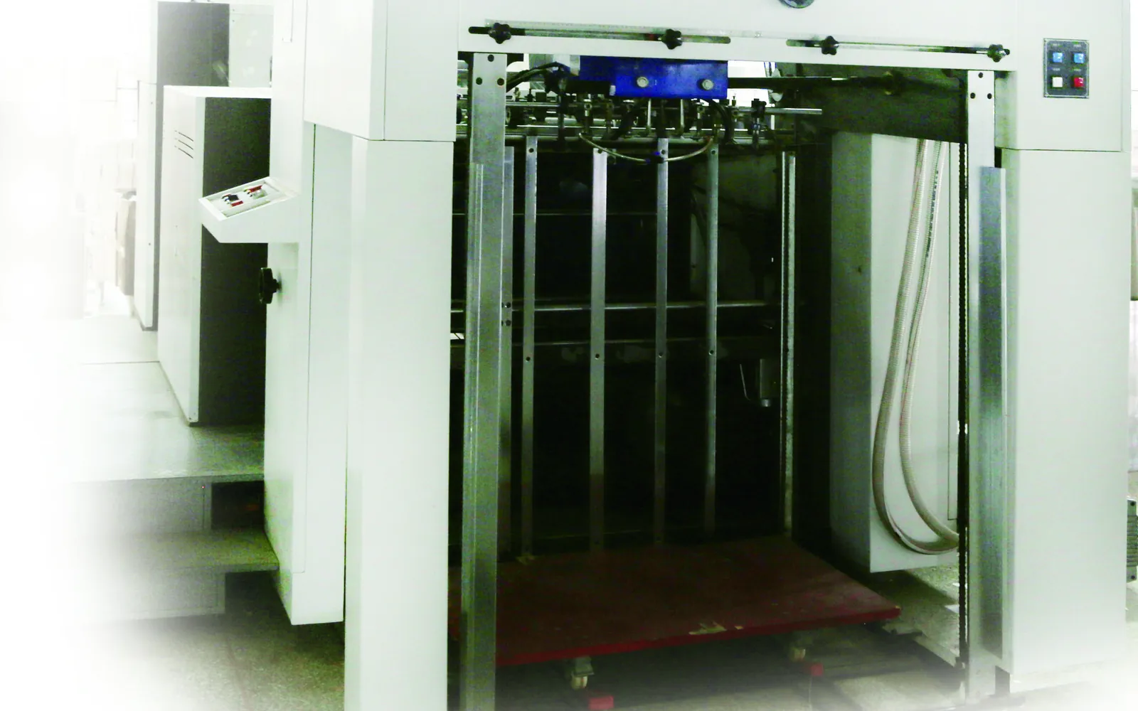 Automatic refraction embossing machine for decorative packaging effects
